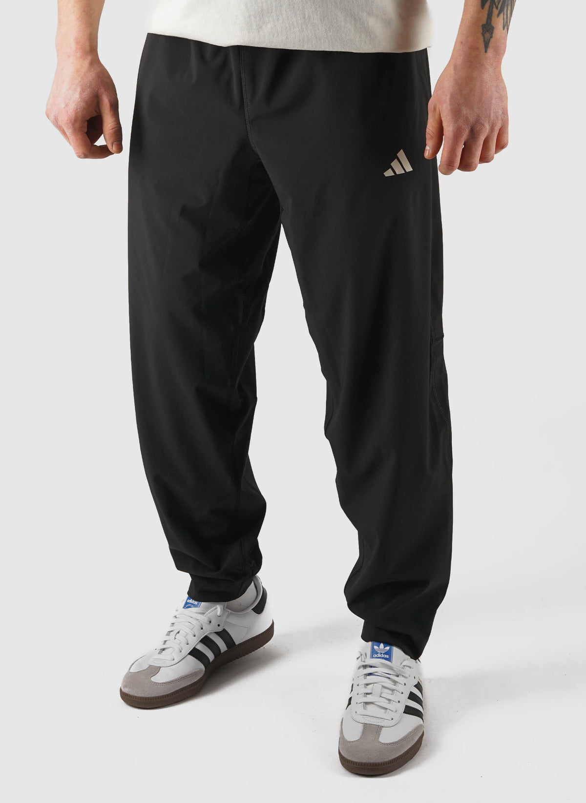 Train Essentials Woven Trackpant - Black/White